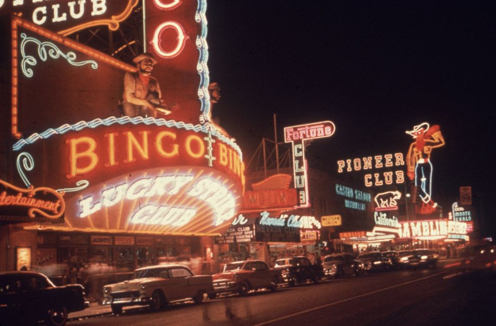<p>La vida de noche, el consumo, el juego... Las Vegas o &quot;la Ciudad del Pecado&quot; ha servido en multitud de ocasiones como fuente de inspiración para todo tipo de arte. En la década de los 60 se produjo una película sobre ella, y <strong>Elvis Presley</strong> fue el encargado de dar voz al tema.</p><p>Juerga, diversión, mujeres, luces de neón... En el vídeo de <i>Viva Las Vegas</i> no falta de nada para El Rey sintiera la más pura esencia de esta ciudad. &quot;Cómo quisiera que hubiera más que 24 horas en el día, porque aún si hubiera 40 más no dormiría ni un minuto...&quot;), canta.</p>