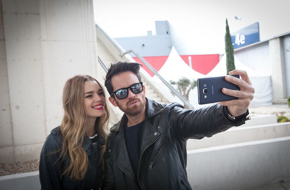 <p>Mirian y Alberto, dispuestos a arrasar en la cuarta jornada de la pasarela madrileña, han decidido dedicar el día a sacar todo el jugo a sus dispositivos Samsung Galaxy A para hacerse los mejores selfies de MBFWM.&nbsp;</p>