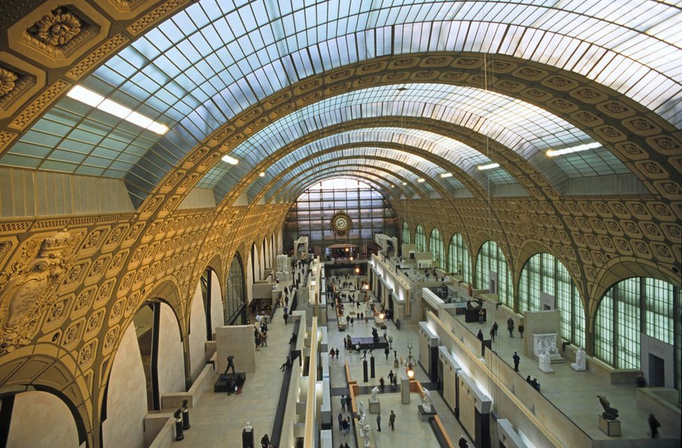 <p>Además de las obras maestras de la pintura que alberga el Museo de Orsay, su propio tejado es en sí otra gran creación: esto se debe a que es una antigua estación ferroviaria y su techo acristalado permitía que la luz natural entrara en ella.</p>