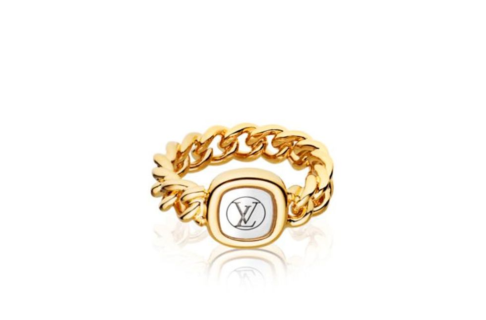 <p>Una forma clásica reinventada, con cadena dorada y piedra de <a href="http://es.louisvuitton.com/esp-es/productos/i.d.-ring-009400" target="_blank">Louis Vuitton</a> (225 €). Un anillo “comprometido” con cualquier estilo. Una joya que no puede faltarte. </p>