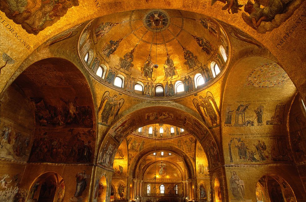 <p>Esta preciosa basílica de influencia bizantina es un increíble trabajo de orfebrería. Su techo se compone de auténticos mosaicos de oro que la han convertido en una visita imprescindible si visitas la ciudad de Venecia.</p>