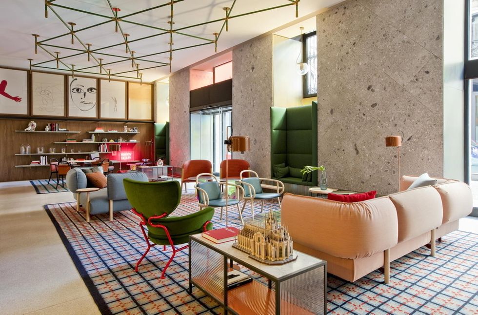 <p>Los recurrentes patrones geométricos que se aprecian en las piezas del lobby, como la alfombra, los asientos o la instalación del techo, hacen referencia a las artes gráficas, un elemento importante de la historia cultural de Milán. El mobiliario es de Cassina Contract.</p>