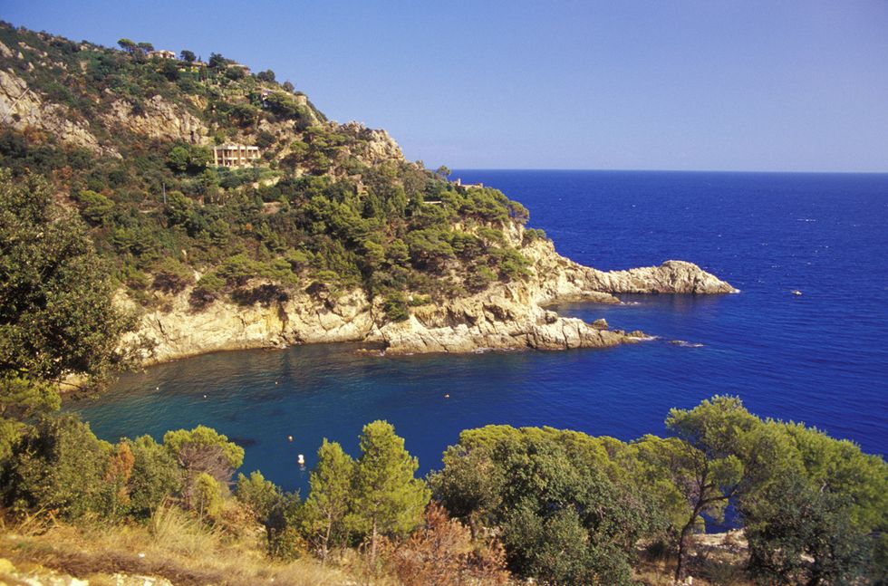 <p>Para los fanáticos de las acampadas, Cala Pola, en Tossa de Mar, es el lugar ideal: a ella se accede a través de un camping de playa que dispone de todos los recursos necesarios. Perfecta para realizar una pequeña excursión en barco o hacer esnórquel en sus proximidades.</p>