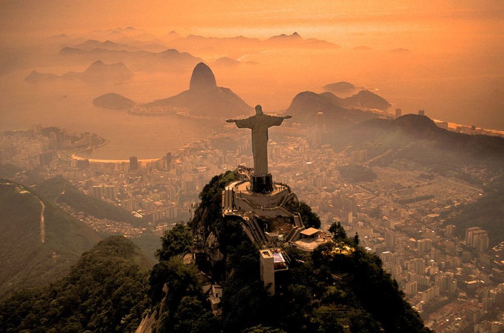 <p>Con sus 38 metros de altura, esta estatua de Cristo tiene una visión privilegiada sobre Rio de Janeiro. En su construcción fueron empleadas más de mil toneladas de cemento armado y requirió cinco años para estar acabada. Al estar tan expuesto, el Cristo Redentor no se ha salvado de accidentes: hace unos meses, un rayo rompió uno de sus dedos.</p>