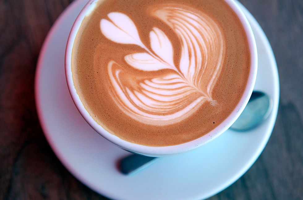 <p>Diversos estudios demuestran que tomar café antes de un entrenamiento potencia la capacidad del organismo para quemar grasas. Eso sí: tiene que ser sin azúcar, o si no conseguirás el efecto contrario.</p>