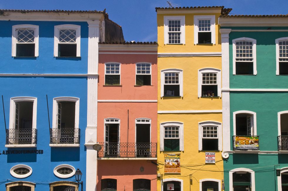 <p>Este barrio de la ciudad brasileña de Salvador de Bahía es puro color. Antaño distrito burgués y posteriormente zona marginal, Pelourinho fue rehabilitado en los años 90 y las fachadas de sus edificios más históricos se llenaron de colores vivos. Gracias a ello, este barrio Patrimonio de la Humanidad es hoy en día uno de los 'hotspots' de la ciudad bahiana.</p>