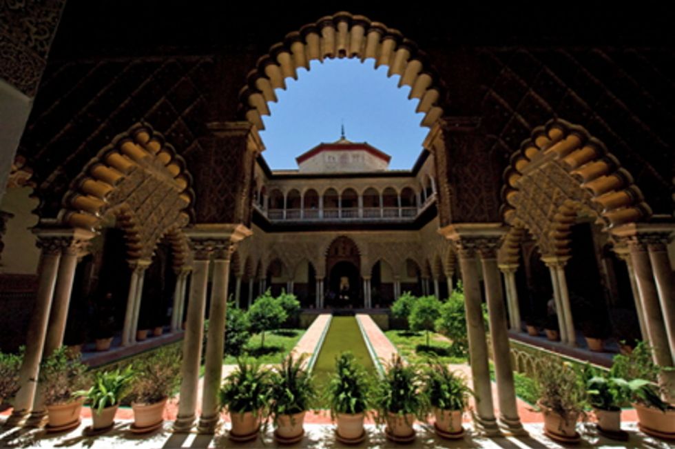 <p>Así es como se refleja en la serie la arquitectura sevillana. Esta imagen se rodó en los Reales Alcázares.</p>