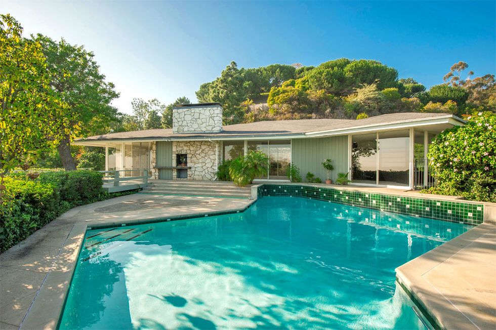 <p>La vivienda está localizada en el exclusivo vecindario de Pacific Palisade, en Los Ángeles. La parcela ocupa una extensión cercana a los 5.000 metros cuadrados. Durante la década de los 50, el arquitecto William R. Stephenson fue uno de los más demandados por las celebrities de EE.UU. </p>