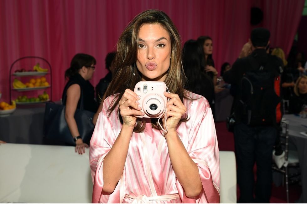 <p>Alessandra Ambrosio caza a los fotógrafos con esta divertida cámara rosa.&nbsp;</p>