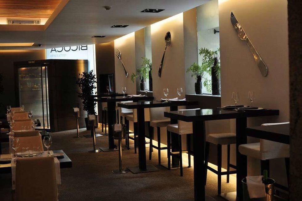 <p>El restaurante <strong>Bicoca</strong> es un espacio donde el estilo minimalista y el ambiente cálido y acogedor conviven a la perfección. Pregunta por su empanada del día, o prueba sus deliciosas croquetas de jamón ibérico, acompañados por uno de los vinos que componen su extensa bodega.</p><p>¿Su música? Hits del pop-rock y del pop de la mano del divertido grupo <strong>Coconuts</strong>, o bandas como <strong>Ernest</strong> que conquistan a todos los comensales con sus canciones espontáneas. Un restaurante donde el buen ambiente, está asegurado.</p><p><strong>Psss...</strong> También disponen de espacios privados para celebrar cualquier evento.</p><p>Más información <a href="http://www.restaurantebicoca.com/labodega.html" target="_blank">www.restaurantebicoca.com</a></p>