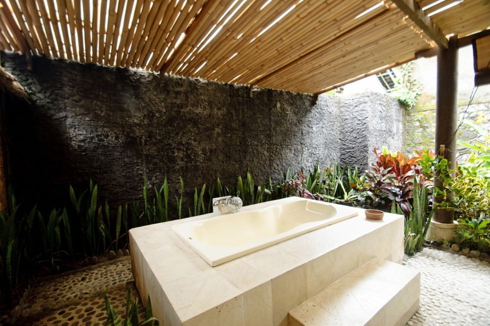 <p>El lujo asiático queda patente en el baño de Villa Nirvana, en Ubud (Bali). Darse un chapuzón en su bañera al aire libre es todo un placer.</p>