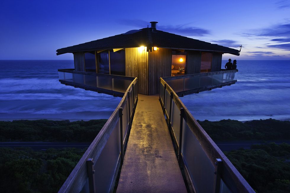 <p><strong>The Pole House</strong> es una de las casas más conocidas y fotografiadas de Great Ocean Road, en Victoria. Está construida sobre una columna en la playa, que le da el aspecto de estar suspendida. Actualmente está siendo remodelada, pero en unos meses podrá volver a alquilarse por unos 300 dólares australianos al día para disfrutar de sus impresionantes vistas.</p>