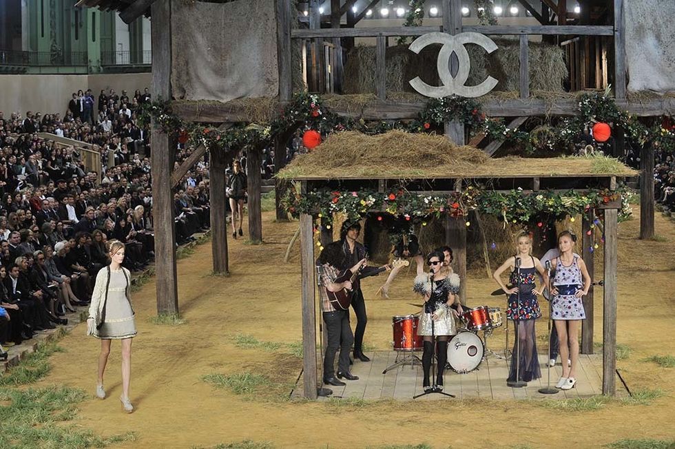 <p>Lily Allen fue la encargada de poner la voz en vivo durante el desfile de octubre de 2009, en el que se recreó una granja en el Grand Palais.&nbsp;</p>
