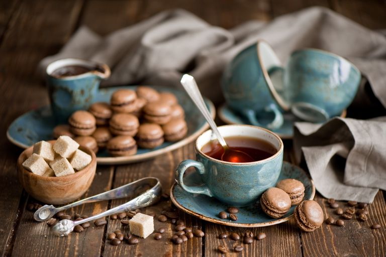 <p>El <strong>té negro</strong> ha sido durante siglos la variedad más popular en Occidente. Se trata de un <strong>té más fermentado que el azul, con un aroma más fuerte y una mayor cantidad de cafeína</strong>. El té negro contiene un bajo nivel de catequinas, pero a cambio es rico en otro tipo de antioxidantes que podrían asegurar los efectos positivos de este tipo de té en la salud cardiovascular o la diabetes. Según <a href="http://www.eufic.org/page/es/show/latest-science-news/fftid/black-tea-stress/" target="_blank">algunos estudios</a>, esta variedad podría ser efectiva para <strong>paliar los efectos del estrés</strong>. Otras investigaciones vinculan el consumo de té negro a una menor incidencia de la enfermedad de Parkinson.</p>