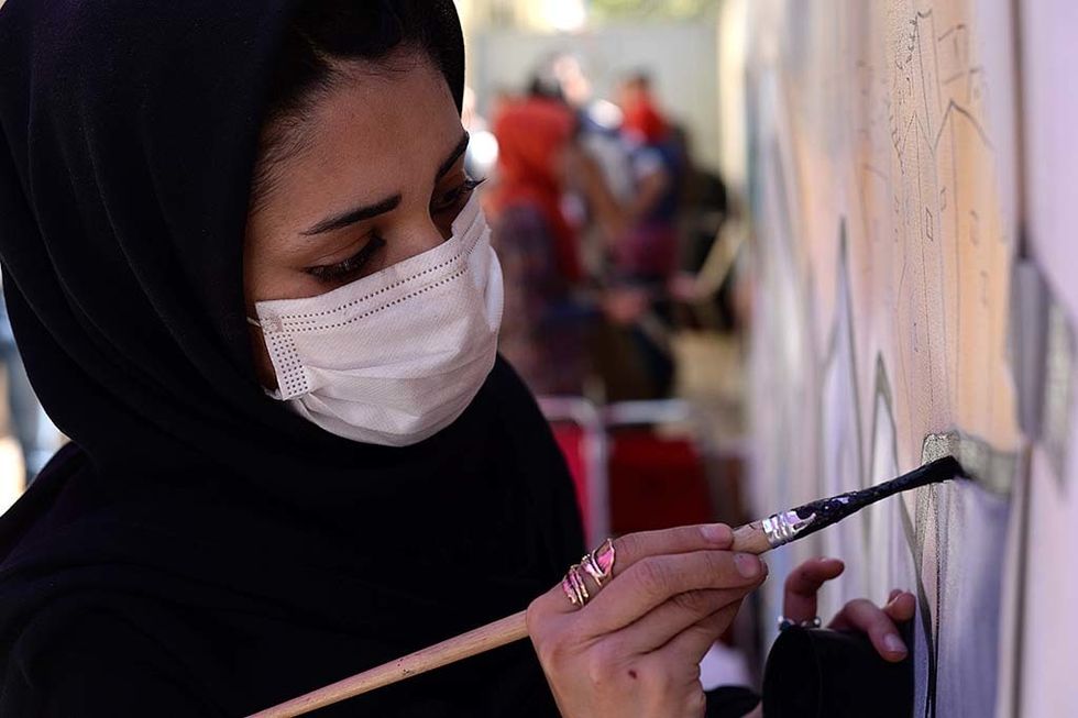 <p><strong>Grafitera</strong></p><p>&nbsp;</p><p>Estudió Bellas Artes en Kabul, donde descubrió su pasión por el grafiti y, a través del arte, comenzó a difundir su mensaje: &quot;La libertar no consiste en quitarse el burka, sino en conseguir la paz&quot;. Hoy es profesora de arte y en sus piezas tiene muy presente el problema de género que asolan cada día a miles de mujeres y niñas de su país. Hassani quiere llegar a todo el mundo con su arte, cambiar la sociedad y ver todos los muros, convertidos en lienzos.</p>