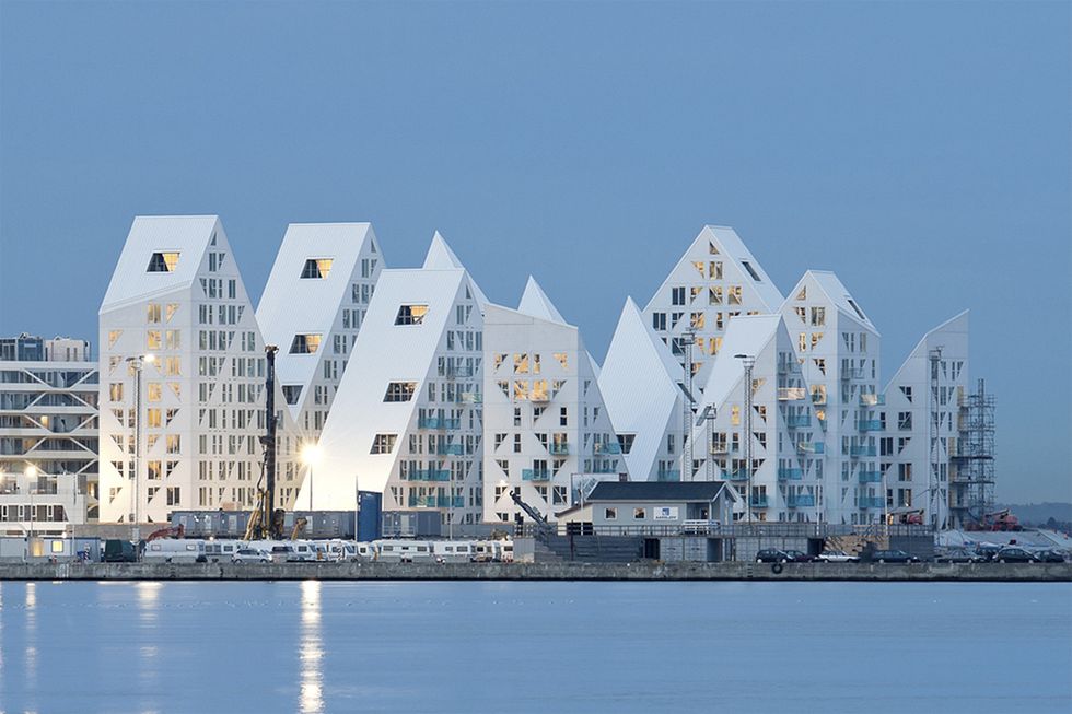 <p><strong>Edificio:</strong> 'The Iceberg' (infraestructura portuaria que alojará a 7.000 habitantes).</p><p><strong>País:</strong> Dinamarca.</p><p><strong>Obra:</strong> <a href="http://cebraarchitecture.dk/" target="_blank">CEBRA</a>, <a href="http://jdsa.eu/" target="_blank">JDS</a>, <a href="http://www.search.nl/" target="_blank">SeARCH</a> y <a href="http://www.louispaillard.com/" target="_blank">Louis Paillard Architects</a>.</p>