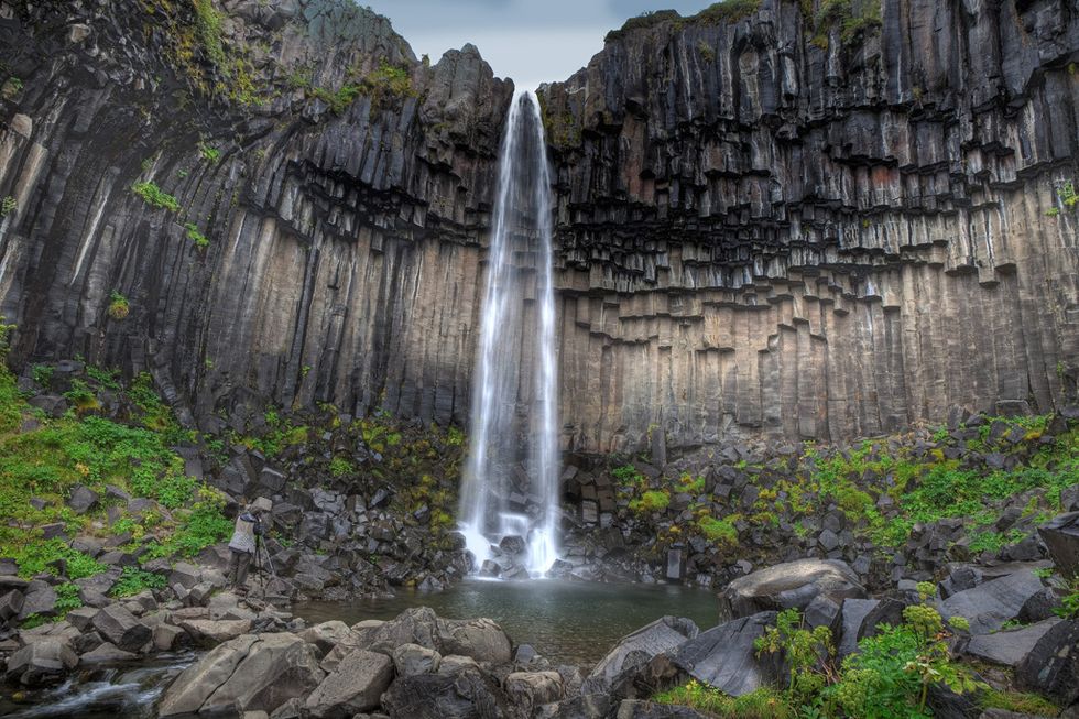 <p>Svartifoss, también conocida como la 'Cascada Negra', se ubica en el interior del Parque Nacional Skaftafell, al sur de Islandia. Se trata de una de los destinos turísticos más populares del país debido a sus espectaculares columnas en forma de hexágono, formadas a partir de lava volcánica. Un imprescindible si visitas la zona.</p>