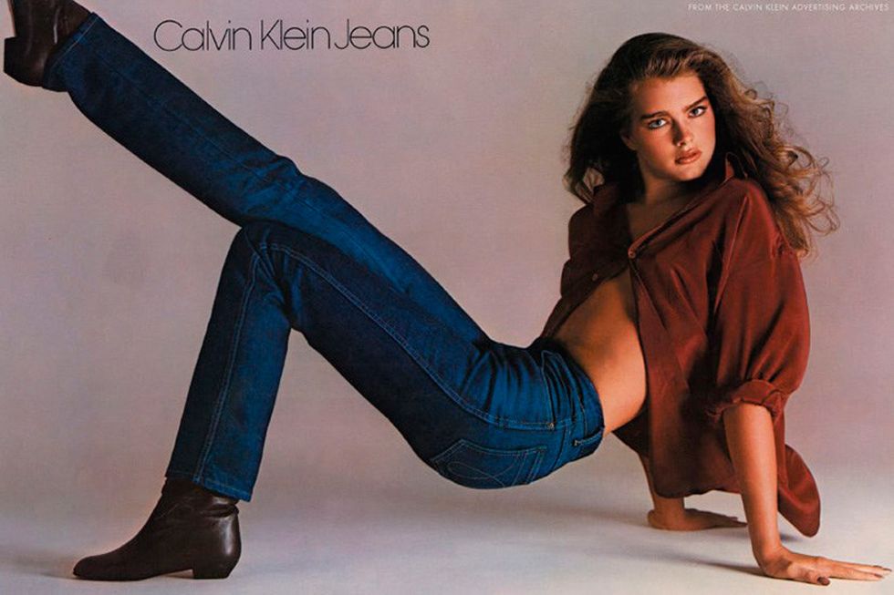 <p>Brooke Shields debutó con este campaña de Calvin Klein como un cara nueva de 15 años, causando indignación moral al decir &quot;nada se interpone entre yo y mis Calvins&quot;.</p>