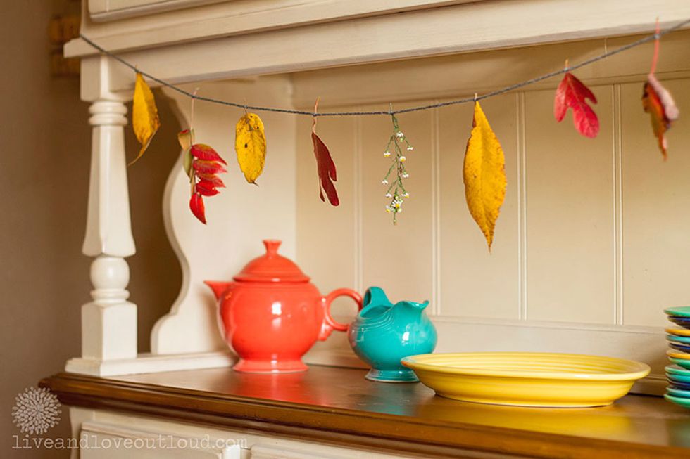 <p>&quot;Sencillamente encantador&quot;. Así definen este rincón en <a href="http://liveexploreclick.com/2012/10/01/fall-decorating-leaves-garland/" target="_blank">Live explore clic!</a>, donde han utilizado diferentes elementos otoñales para crear un adorno de lo más sencillo.</p><p>Elige hojas de diferentes colores, una castaña, margaritas... Un poco de hilo, tijeras... y voilà! Ya tienes hecha tu creación. <strong>Psss...</strong> Elige el estilo y los tonos perfectamente estudiado con el espacio donde los vayas a colocar.</p>