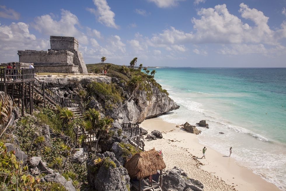 <p>La mexicana Riviera Maya esconde mil y un rincones que merece la pena conocer. Entre ellos está la playa de Tulum, probablemente uno de los pocos lugares del mundo en los que puedes darte un baño con vistas a las ruinas de una antigua ciudad maya.</p>