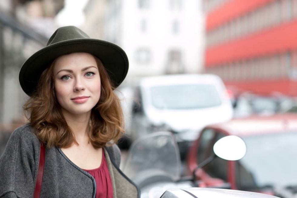 <p>Si luces melena pelirroja de largo midi y además tiene un extra de volumen, contrasta el rostro con una fedora en verde botella.&nbsp;</p>