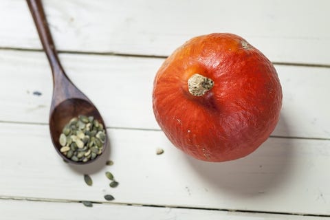<p>Con el tiempo se han ido descubriendo que la calabaza es uno de los frutos más completos y saludables que existen. Con un precio razonable y con cierta facilidad para que entre por la boca de los niños, se convierte en uno de los productos <i>healthy</i> estrella de la mesa.</p><p>Enumeramos solo algunas de sus propiedades más importantes:</p><p>- Sus pipas contienen innumerables ventajas como el efecto calmante, su poder contra la anemia (contiene mucho hierro y otros minerales), y funcionan como un antiinflamatorio natural, gracias a su ácido salicílico.</p><p>- Es un gran diurético (te ayudará a no retener, de una vez por todas, líquidos).</p><p>- Perfecto antioxidante. Permite un menor envejecimiento de las células (y de tu piel), gracias a su alto contenido en carotenos, cumarinas o licopeno.</p><p>- Alto contenido en vitaminas A, C, E y el grupo B. ¡Un aporte de energía extra!</p><p>- Perfecta para perder peso. Al contener mucha agua y fibra, y apenas hidratos de carbono, es ideal para manener la línea.</p>