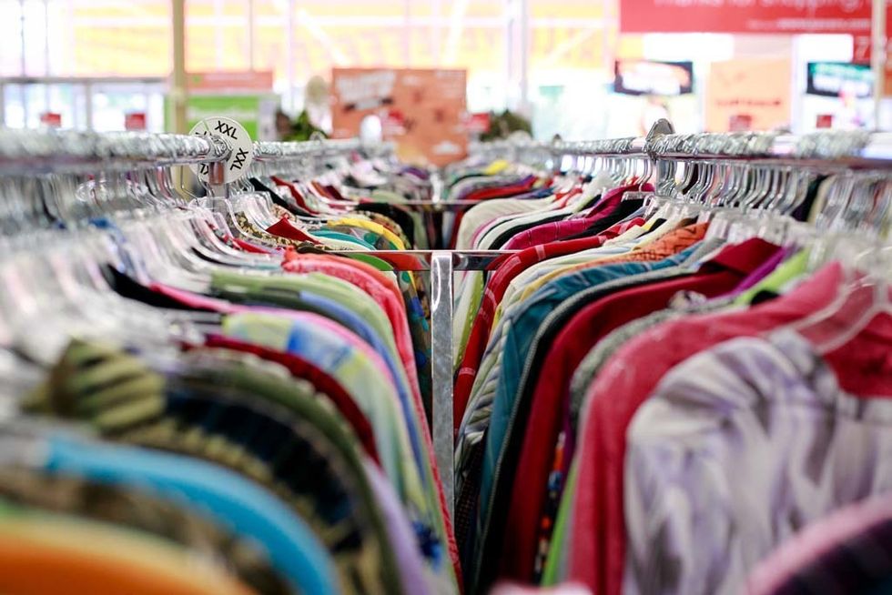 <p>A veces los precios bajos son sinónimo de menor calidad por lo que en rebajas hay que mirar con más cuidado el estado de la ropa.</p>
