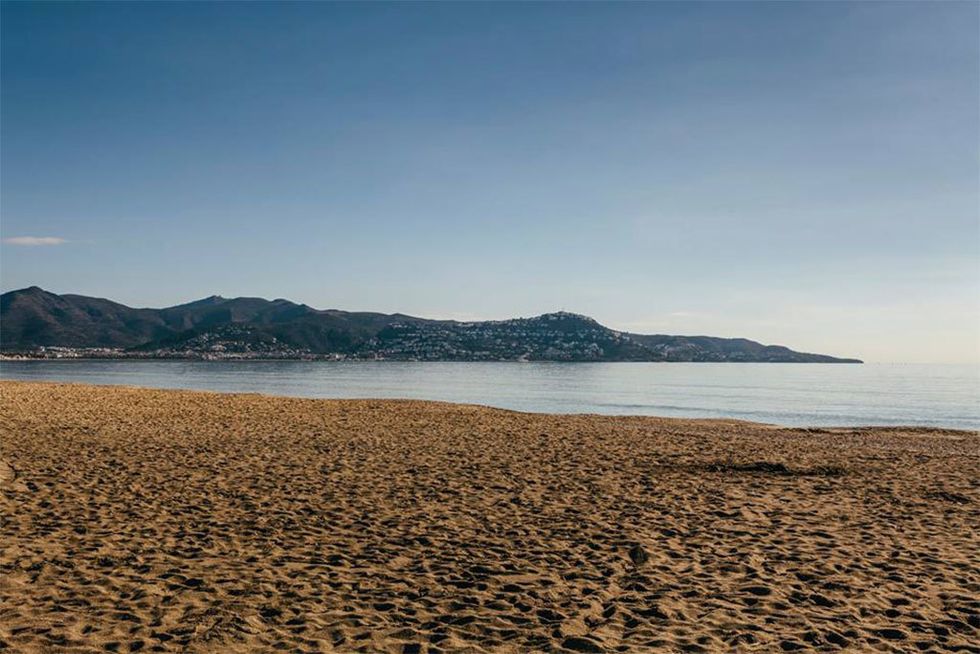 <p>Para muchos las Playa de la Rubina es la mejor de todo el litoral español para ir acompañado de un perro. También se la conoce como la playa salvaje porque, al contrario de las que hay a su alrededor, no ha sido explotada por proyectos de urbanismo y se encuentra en el Parque Natural de los Aiguamolls de l’Empordà. Te encantarán sus dunas de arena fina. Además, es perfecta para practicar kitesurf.</p>