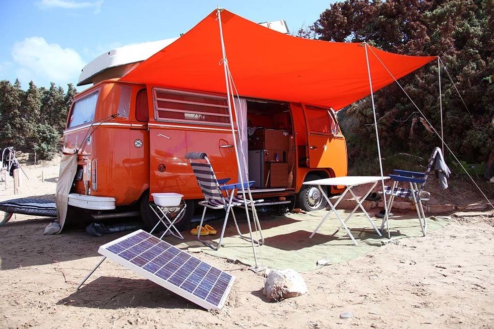 <p>Estos espíritus libres de la vida huyen de la comodidad de los asientos de un avión o un AVE para viajar en caravana y plantar el chiringuito en cualquier lugar. Algo que les hará ganar infinitos likes en Instagram (por supuesto, #posturearestápermitido). Por otra parte, no suena nada mal como planazo de verano. Que ser una &quot;ethereal girl&quot; también mola.&nbsp;</p>