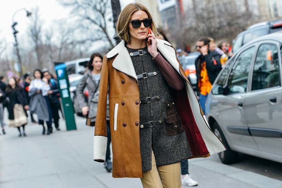 <p>Copia el look de Olivia Palermo y atrévete con esta original combinación: abrigo de cuero y capa de tweed espiga.&nbsp;</p><p>Foto: <a href="http://www.tommyton.com/" target="_blank">Tommy Ton</a></p>