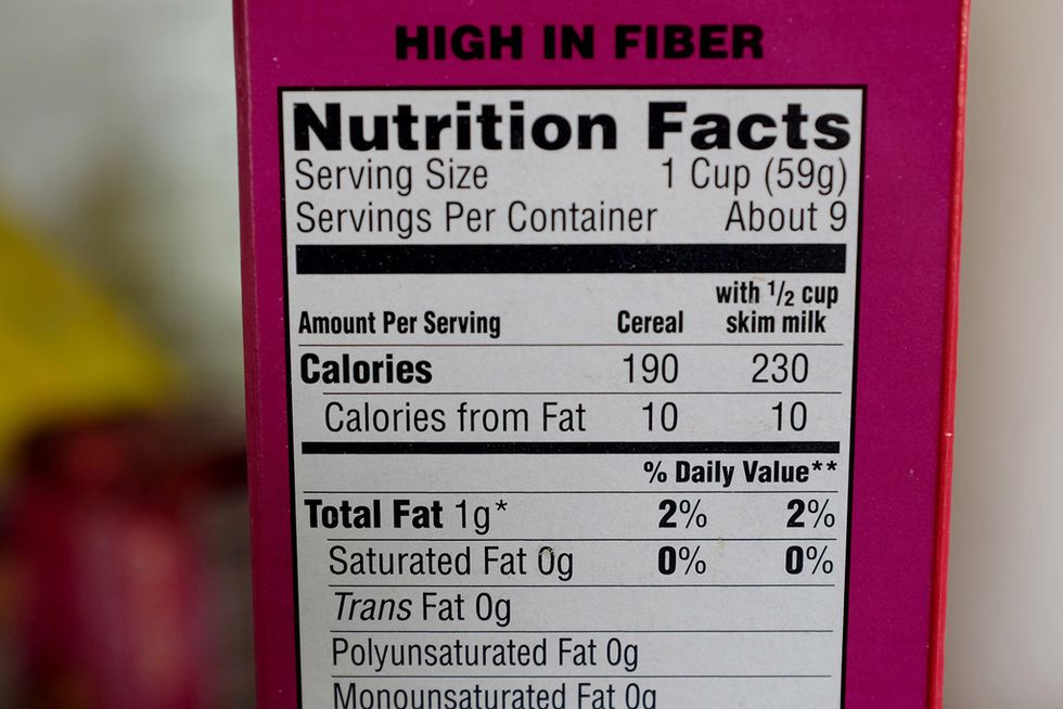 <p>Que sea 'light' no quiere decir que sea bueno... A menudo, un producto bajo en grasas sigue conteniendo niveles alarmantes de sal o azúcar. Además, la falsa percepción de estar consumiendo un producto 'sano' puede llevarnos a comer más cantidad de él, consiguiendo el efecto contrario.</p>