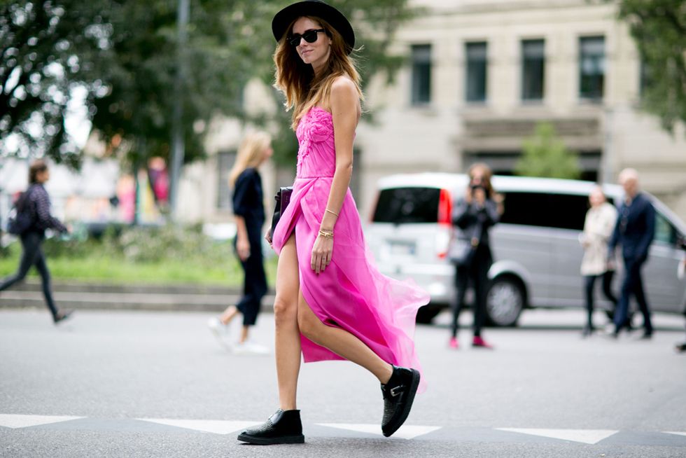 <p>La 'it girl'<strong> Chiara Ferragni</strong> con vestido rosa y abertura XL, calzado plano y borsalino.</p>