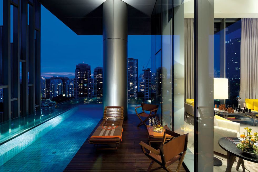 <p>En Singapur, una de las urbes más cosmopolitas de Asia,  la maison Hermès estrena apartamento: un espacio de casi  600 m2 con nombre propio, Le  Marq. Las impresionantes vistas desde la terraza  abarcan todo el sky line de la ciudad.  Junto a la piscina, la zona de estar exterior muestra la colección de muebles Pippa, diseñados por Peter Coles y Rena Dumas. </p>