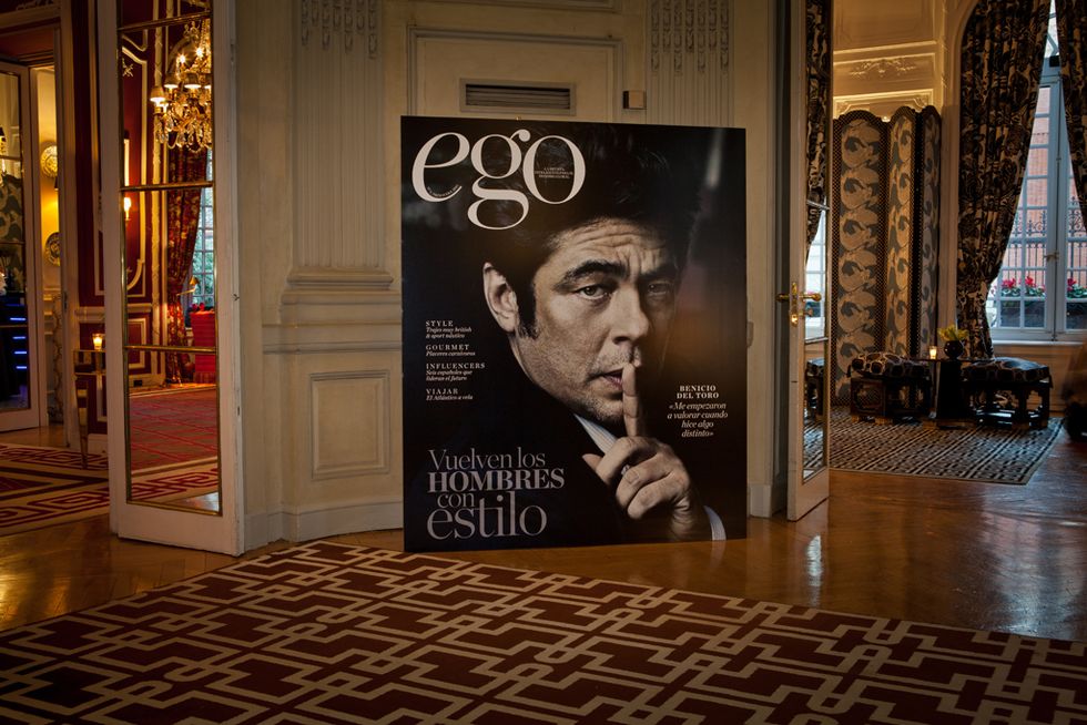 <p>Benicio del Toro, protagonista de la primera portada de Ego, vigilando que todo saliera bien en la fiesta.</p>