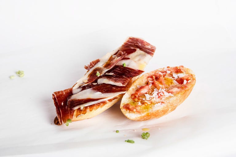 Desayunos sanos, fáciles y rápidos: Con bocadillo <p>No hace falta renunciar al bocata, solo tienes que adaptarlo a su versión integral. Este es el desayuno que proponen desde <a href="http://ladietaproteica.com/" target="_blank">DietFlash</a>: <strong>Zumo de naranja + Bocadillo de pan integral con jamón serrano + 1 pieza de fruta</strong>.</p>