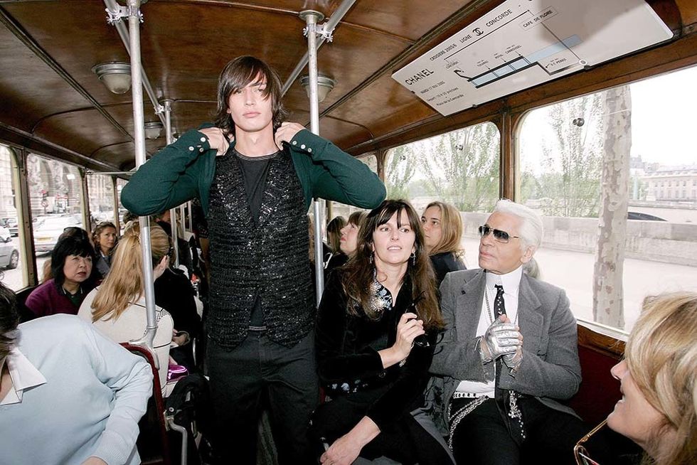 <p>Para presentar la colección de Otoño/Invierno de 2005, Karl Lagerfeld optó por elegir como escenario un tranvía de París.</p>