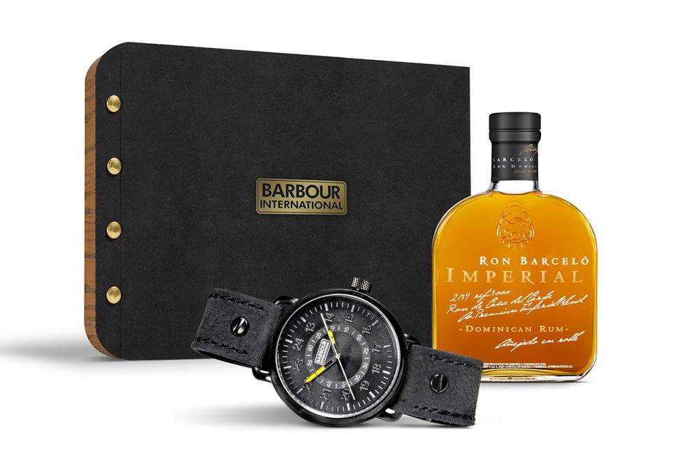 <p>Pack de Navidad (de venta sólo en diciembre en tiendas Barbour) edición limitada con una botella de <a href="http://www.ron-barcelo.com" target="_blank">Ron Barceló Imperial </a>y un reloj de la nueva colección de Barbour International. (215 €).</p>