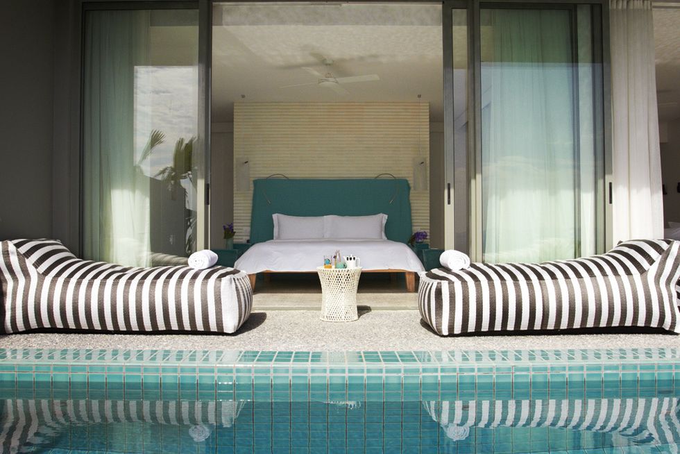 <p>Cada una de las nueve Bay Pool Suites dispone de una pequeña piscina de azulejos turquesa. En la terraza, chaise longues de Gervasoni. </p>