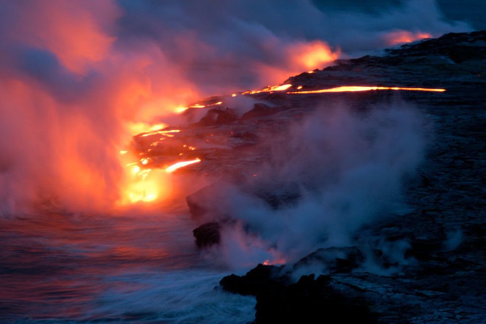 <p>La isla de Hawaii registra una intensa actividad volcánica. El parque Nacional de los Volcanes de Hawaii es un claro ejemplo: dentro de sus límites puede visitarse el volcán más grande del mundo, el Mauna Loa, así como volcanes en activo como el Kilauea, en erupción desde 1983 y cuya lava desemboca en el Océano Pacífico en un espectáculo sin precedentes. Pero cuidado: a los riesgos propios de la actividad de los volcanes se suman otros relacionados con el mundo divino: se dice que llevarse una piedra volcánica de la zona provoca mala suerte a aquel que la coge. Se trata de una maldición de la diosa Pelè y solo se soluciona devolviendo la roca a su lugar de origen.</p>