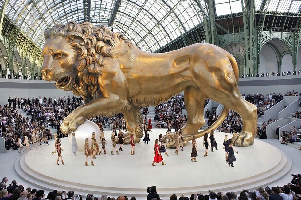 <p>En julio de 2010, París volvía a ser el escenario de Lagerfeld para presentar la colección de Alta Costura. Una sofisticada decadencia de posguerra con un león dorado como figura central configuraba la teatralidad del desfile.</p>