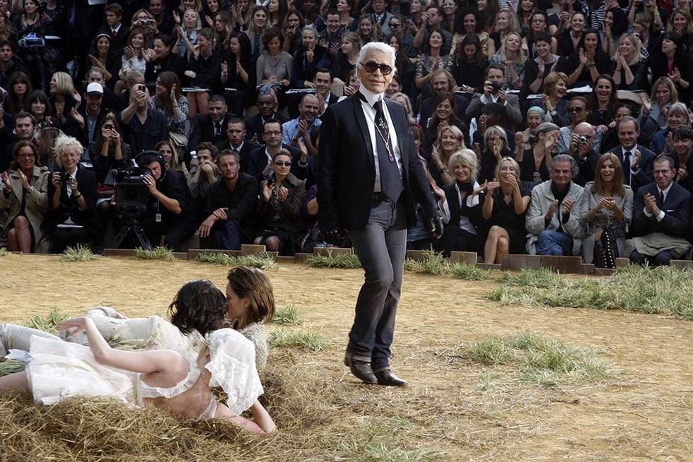 <p>Karl Lagerfeld y las modelos, tumbadas sobre balas de heno.</p>