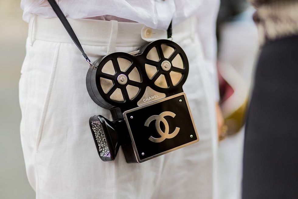 <p>No fue la única que paseó el bolso con forma de cámara. El minaudiere <i>Chanel Movie Camera</i> obsesionó a más de una.&nbsp;</p>