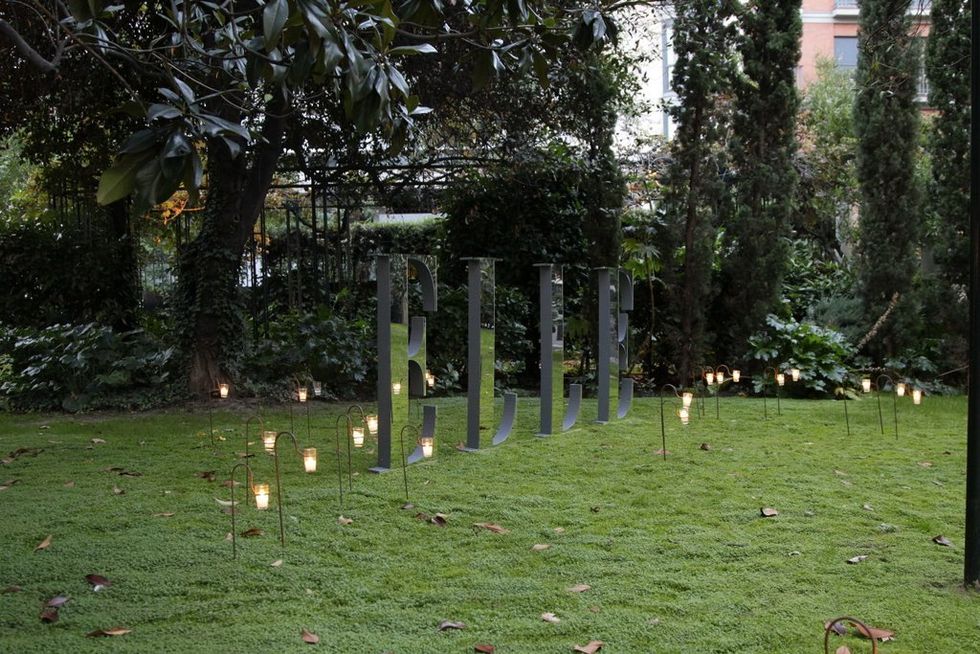 <p>Letras en verisón XL, custodiadas por cientos de pequeñas luces que iluminaban el camino hasta la ceremonia.</p>