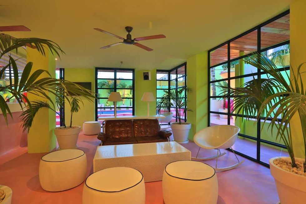 <p>El lobby del hotel está concebido como un oasis tropical: palmeras, vegetación exuberante y muebles blancos crean una atmósfera natural y refrescante.</p>