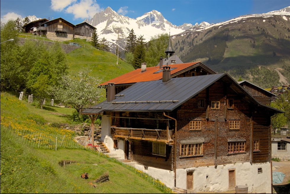 <p>Rodeada de montañas en la zona de Graubünden (Suiza), la casa data de 1801 y fue restaurada hace cuatro años, tratando de conservar al máximo posible los elementos originales.</p>