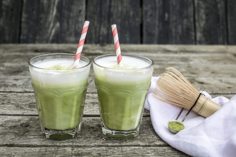 <p>El <strong>té</strong>&nbsp;<strong>matcha&nbsp;</strong>es una variedad de té verde que se obtiene al moler sus hojas. Por este motivo, se considera que el matcha conserva mucho mejor sus propiedades al consumirse directamente las hojas en polvo disueltas en agua. Según <a href="http://www.ncbi.nlm.nih.gov/pubmed/14518774" target="_blank">algunos estudios</a>, <strong>la concentración de catequinas de esta variedad puede llegar a ser 137 veces superior</strong> que la de cualquier otro té verde. Además de emplearse como bebida, es habitual que el matcha se utilice como ingrediente para repostería o batidos, lo que amplía su espectro de uso.</p>