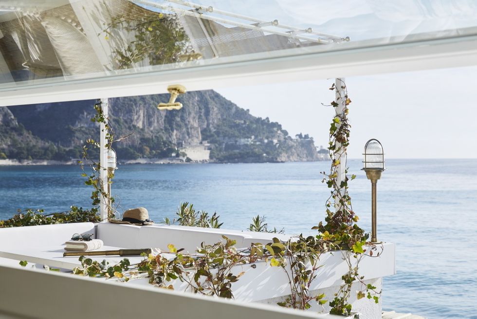 <p>La terraza, que mide sólo 3 m2, se asoma al Mediterráneo y ofrece unas vistas privilegiadas.</p>