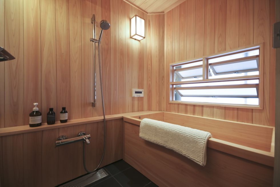 <p>Este baño japonés, situado en una casa de Tokio, se ha revestido por completo de madera para evocar la estética de las saunas suecas. De lo más acogedor...</p>