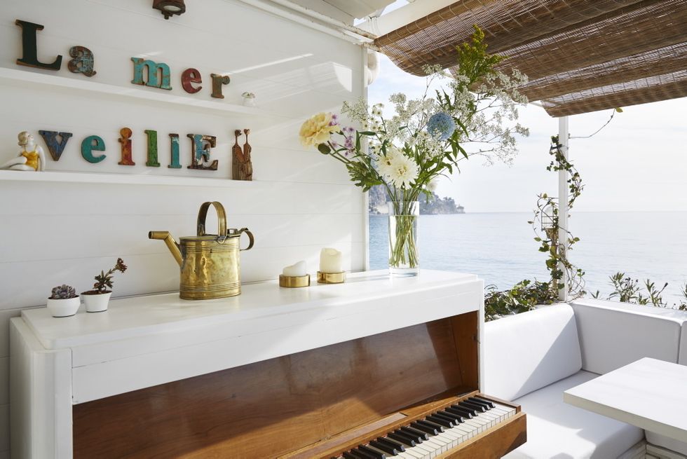 <p>Pintadas con un acabado envejecido, indican el nombre de la casa: La Mer Veille. El piano es de Emmaus.</p>