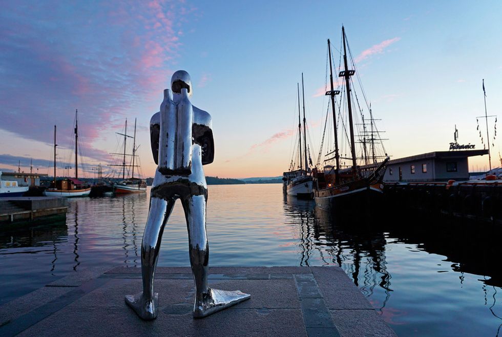 <p>En el puerto de Oslo puedes ver una de las esculturas más famosas de la ciudad, el &quot;Dykkaren&quot;, un buzo que parece a punto de sumergirse. Pero en Oslo hay mucha escultura más. Toma nota: el parque Vigeland, que recibe más de un millón de visitantes al año, fue creado por el escultor Gustav Vigeland (1869-1943) y tiene más de 200 esculturas de bronce, granito y hierro forjado. La estatua de bronce del pequeño enfadado es la más famosa del conjunto. También puedes visitar el parque Ekeberg, situado en una colina, junto a la capital, y rodeado de bosques. Un espectáculo único que inspiró &quot;El Grito&quot; de Munch.</p><p>Foto: Visitoslo/Tord Balund.</p>